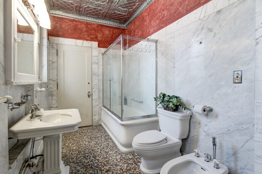 Bath - 106 E Chase St