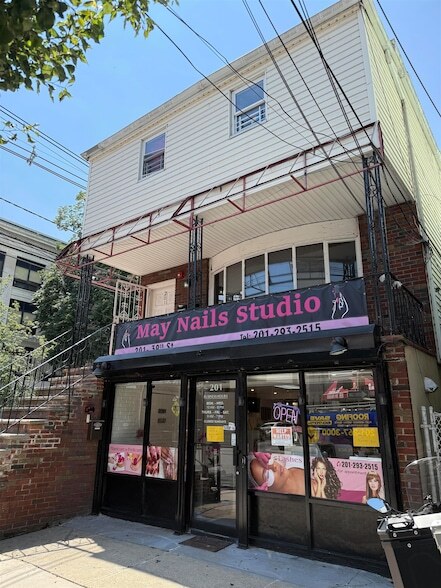 Primary Photo - 201 39th St