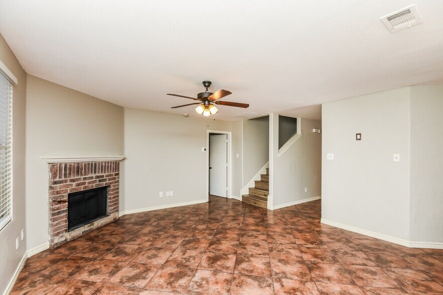 Building Photo - 517 Creekbend St