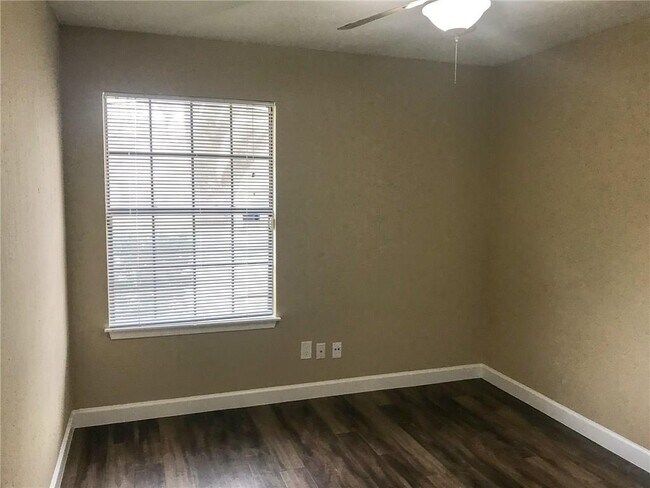 Building Photo - 10511 Robinwood Cir