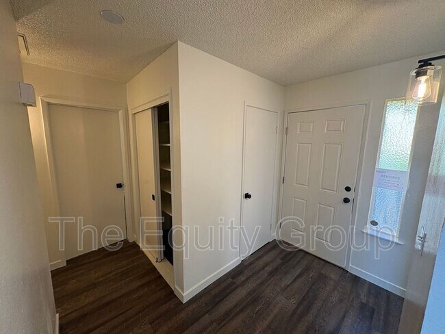 Building Photo - 2500-2504 West Chestnut Ct