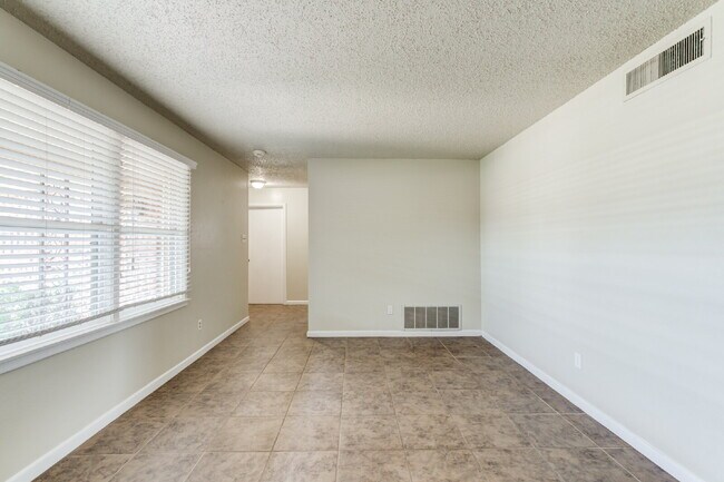 Building Photo - Spacious 3/2 in Central Lubbock!
