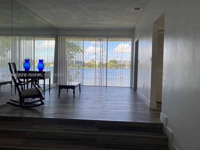 Building Photo - 9139 Fontainebleau Blvd