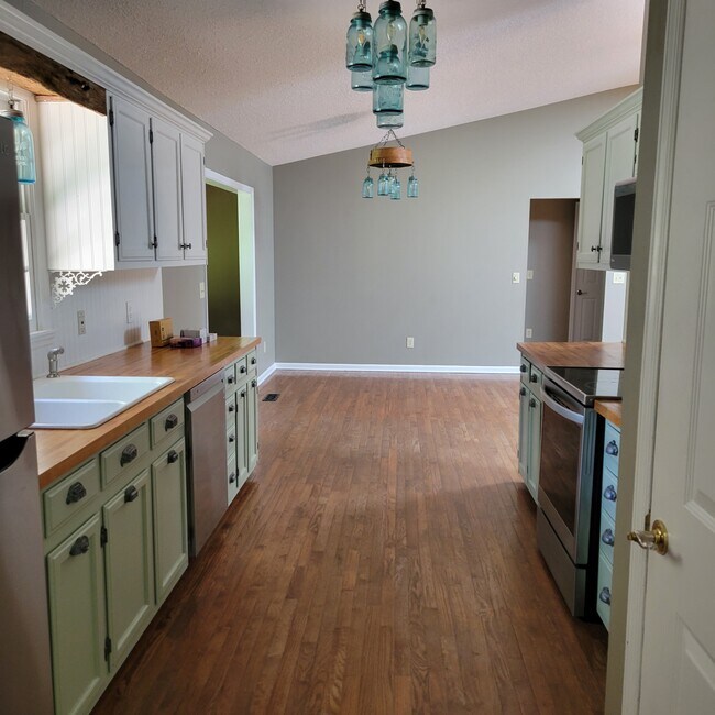 Building Photo - 110 Hilton Ln