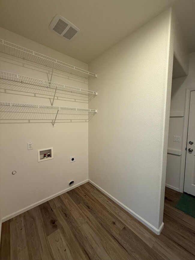 Building Photo - Freshly Updated Four Bedroom