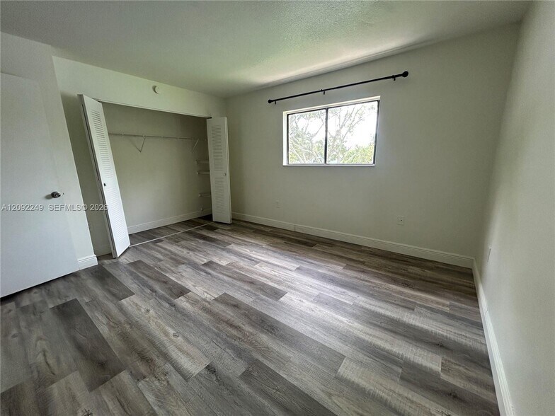 Building Photo - 9472 Palm Cir S
