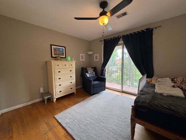 Building Photo - Refreshing 4 Bed 2/2 Bath End Unit Townhom...