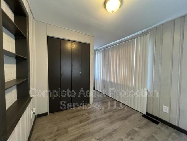 Building Photo - 1119 E 39th Pl
