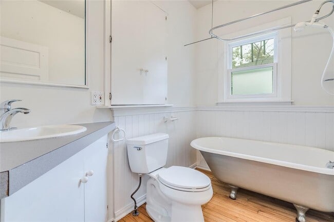 Building Photo - 512 E 49th St