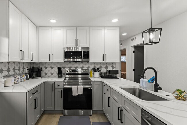 Building Photo - 9211 Highland Pl