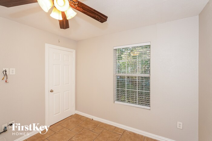 Building Photo - 916 Meadow Park Dr