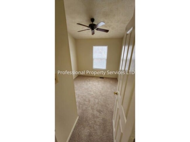 Building Photo - Beautiful 3 Level Garage Townhome Convenient Location!