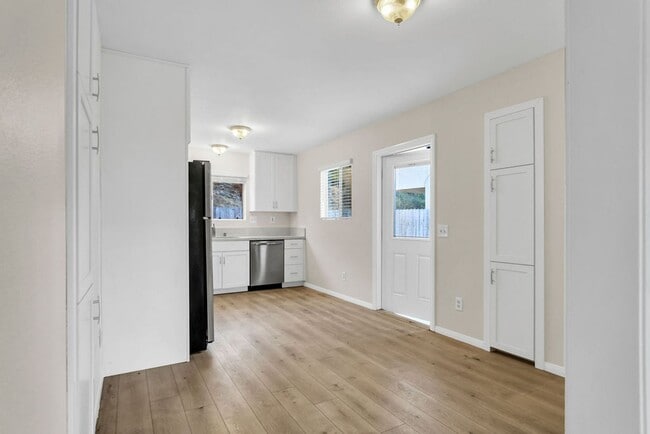 Building Photo - Detached home centrally located in Linda V...
