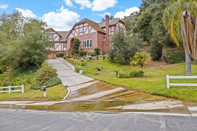Building Photo - 2705 Clear Creek Ln