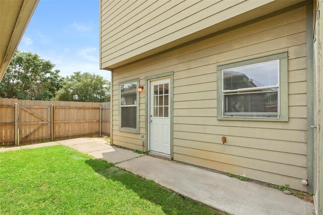 Building Photo - 6206 Scotchwood Dr