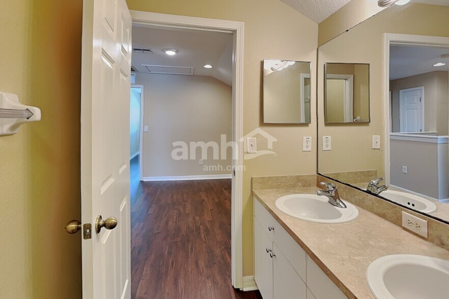 Building Photo - 3124 Shady Lily Ln