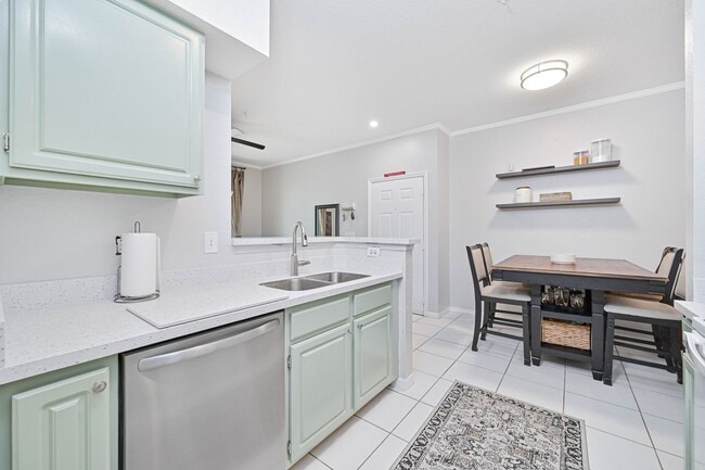 Building Photo - AVAILABLE January 2026 - 1/1 Condo - Acros...