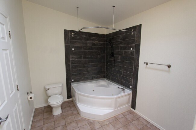 Building Photo - * LEASE PENDING Move-in ready Home in Railroad Springs