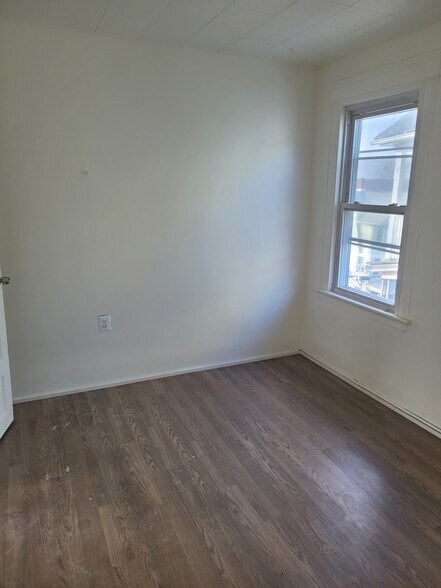 Building Photo - 83 Southview St