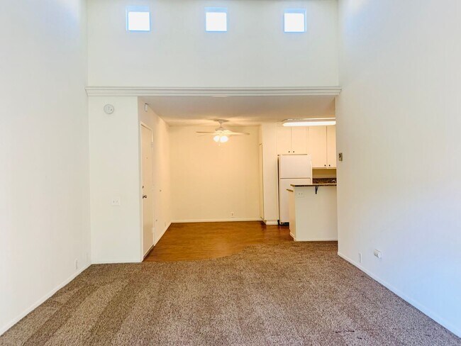 Building Photo - TOP FLOOR 1BD/1BA CONDO AVAILABLE AT THE PLAZA IN PACIFIC BEACH - $2,495/mo