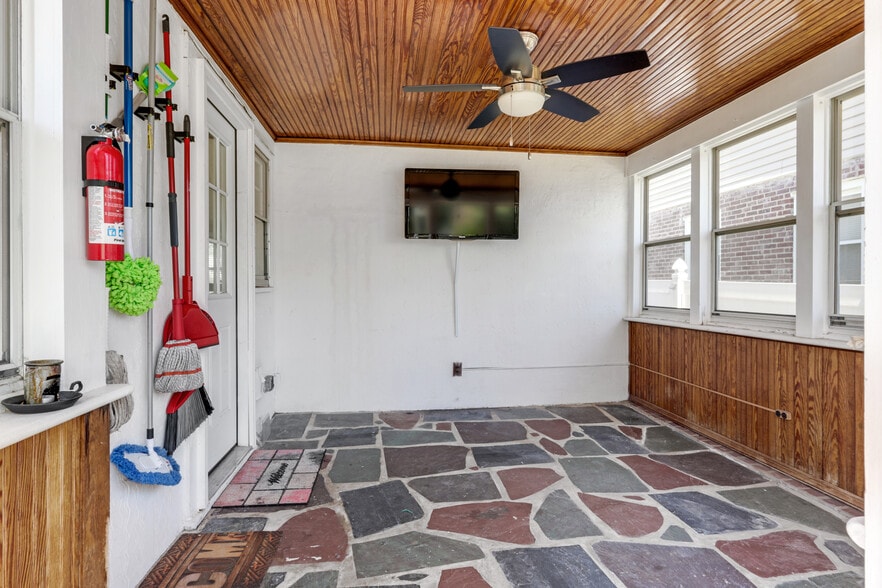 3 season room - 969 Braun Ter