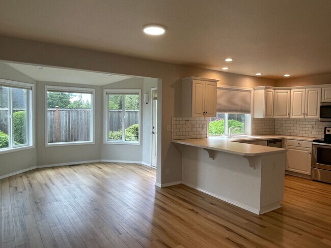 Building Photo - In town Poulsbo neighborhood large 4 bedroom now available