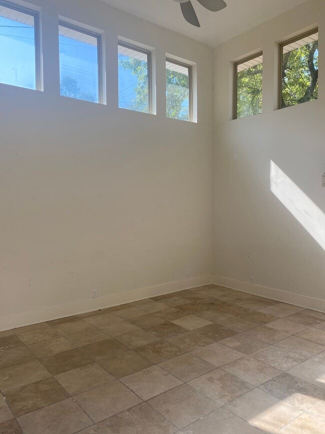 Building Photo - Vanderbilt Place - Wonderful Location 3 bedrooms/3 1/2 baths