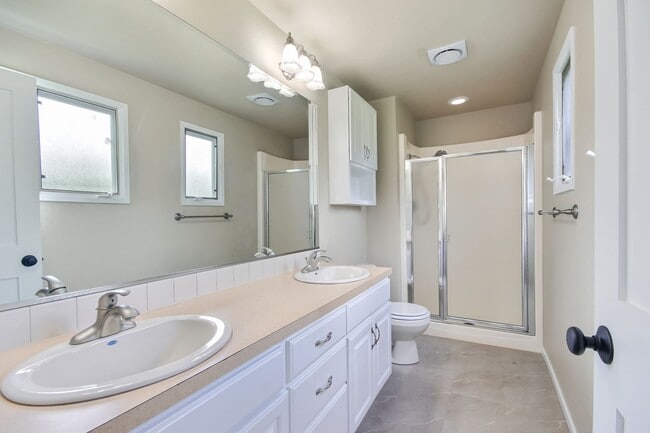 Building Photo - Fantastic Remodel in E Renton Highlands!