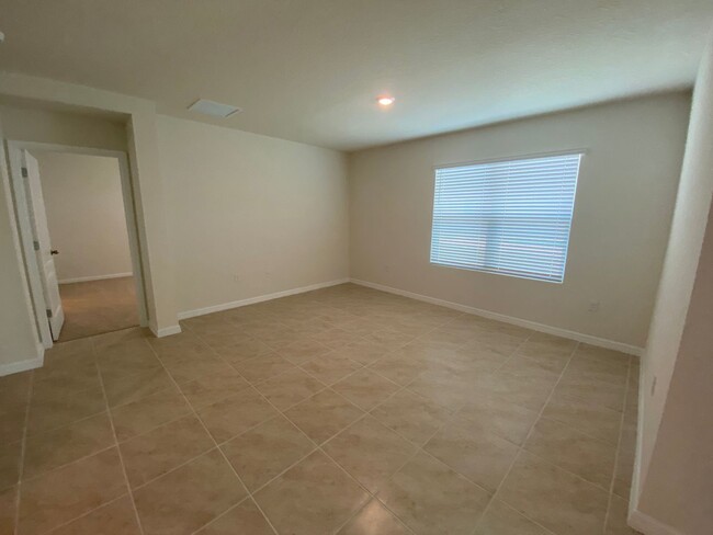 Building Photo - 4 Bedroom 2 Bath home in Oak Leaf Preserve...