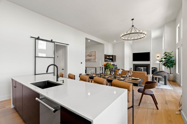 Building Photo - 162 Pond Rd