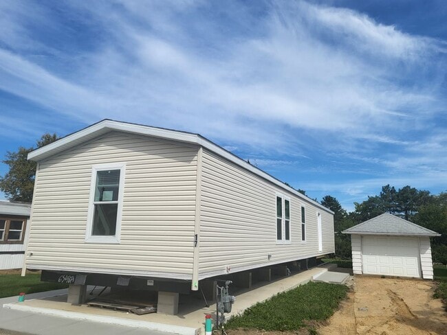 Building Photo - 17 Meadowlark Ln