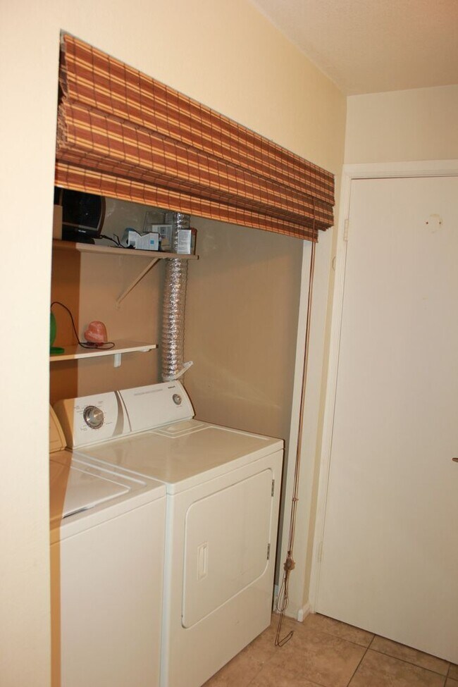 Building Photo - Gated Condo 2 bedroom 2 bath with no stairs!