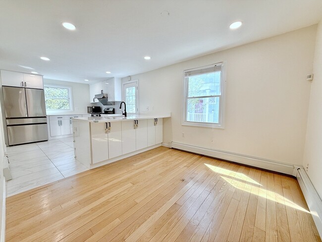 Building Photo - 6 Larch St