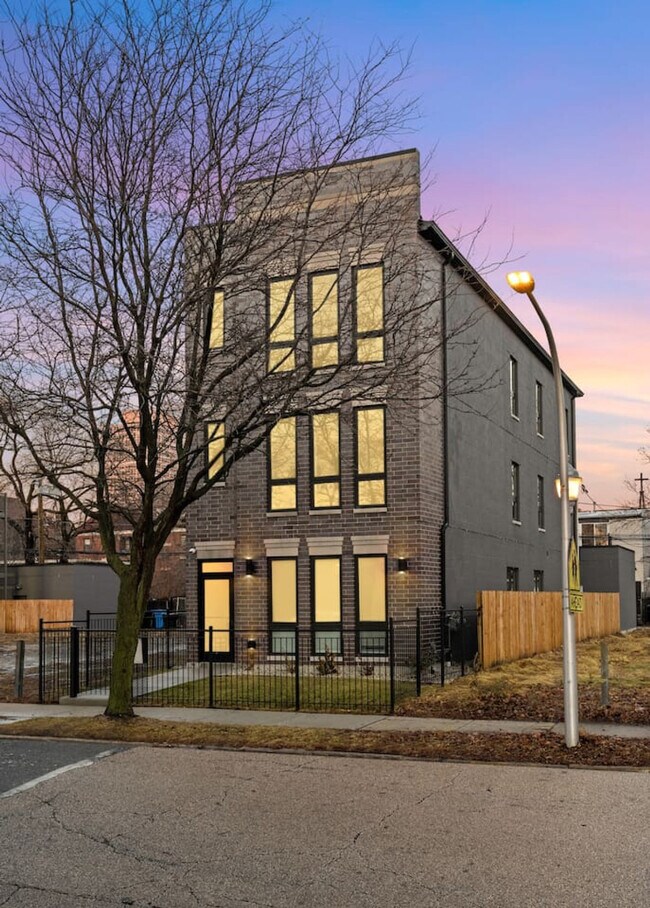 Building Photo - 3725 S Giles Ave