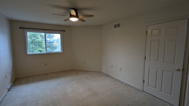 Building Photo - Easy New Berlin Living