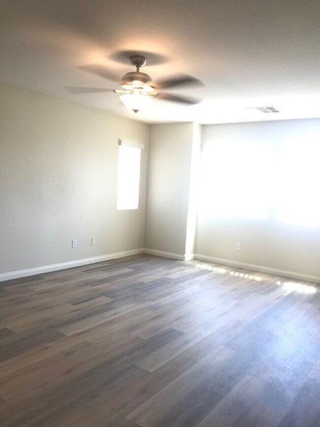 Building Photo - GATED COMMUNITY- FULLY REMODELED!