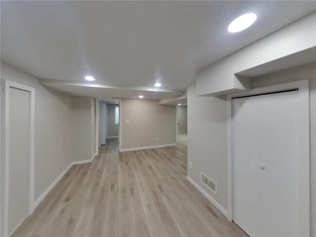 Building Photo - 1633 Sherwood Ave