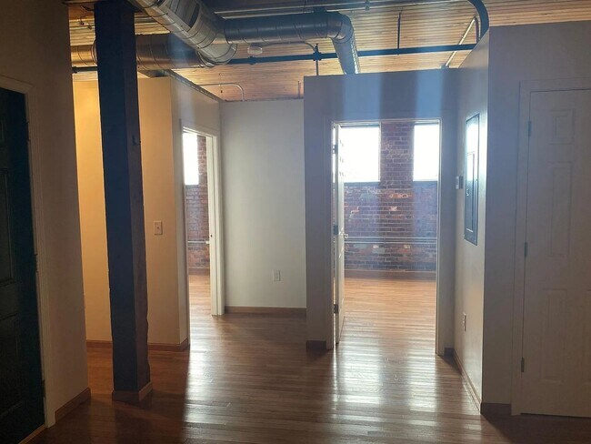 Building Photo - 111 N Main St