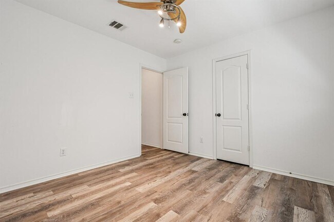 Building Photo - 209 Cottontail Dr