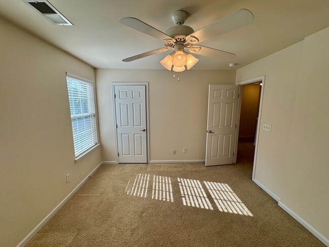 Building Photo - 3BR/2B Townhome in Great Ballantyne Location