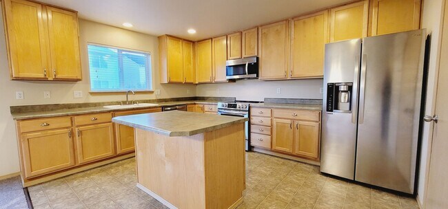 Building Photo - Absolutely Beautiful Two-story House in Si...