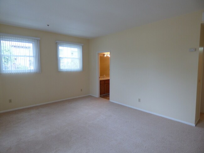 Building Photo - Spacious 2 Bedroom 2 Bath Condo in Bankers...