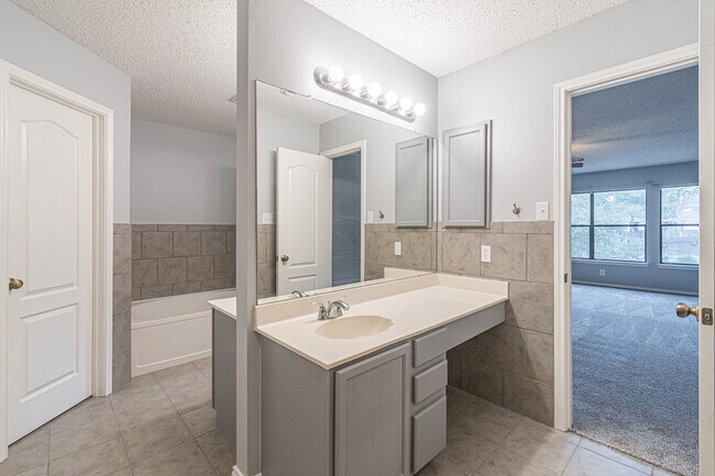 Building Photo - 1519 Jasmine