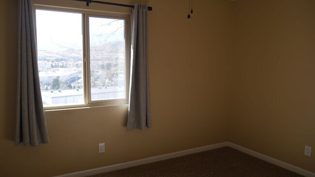 Building Photo - 3 Bedroom 2.5 Bath Townhome with Great Mou...