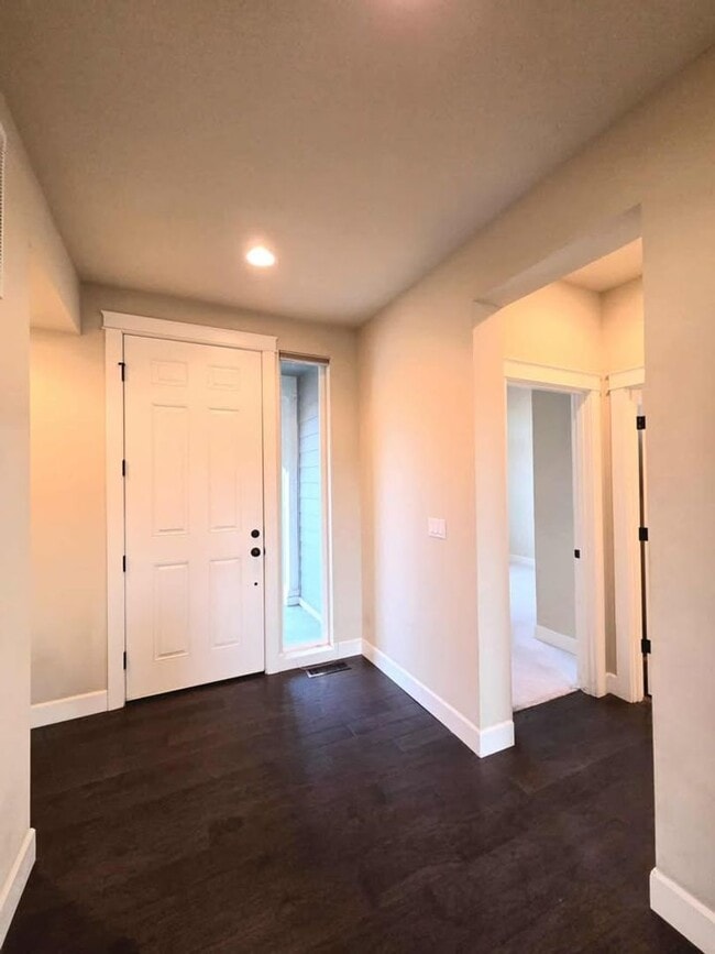 Building Photo - Large 3 bedroom, 3 bath newer build in sought after East Wenatchee neighborhood!