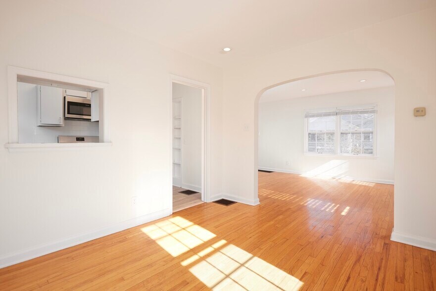 Building Photo - 208 S Clark St