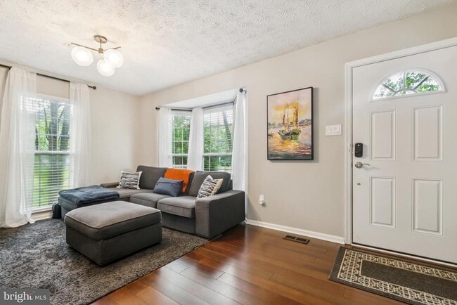 Building Photo - 9525 Oakhurst Dr
