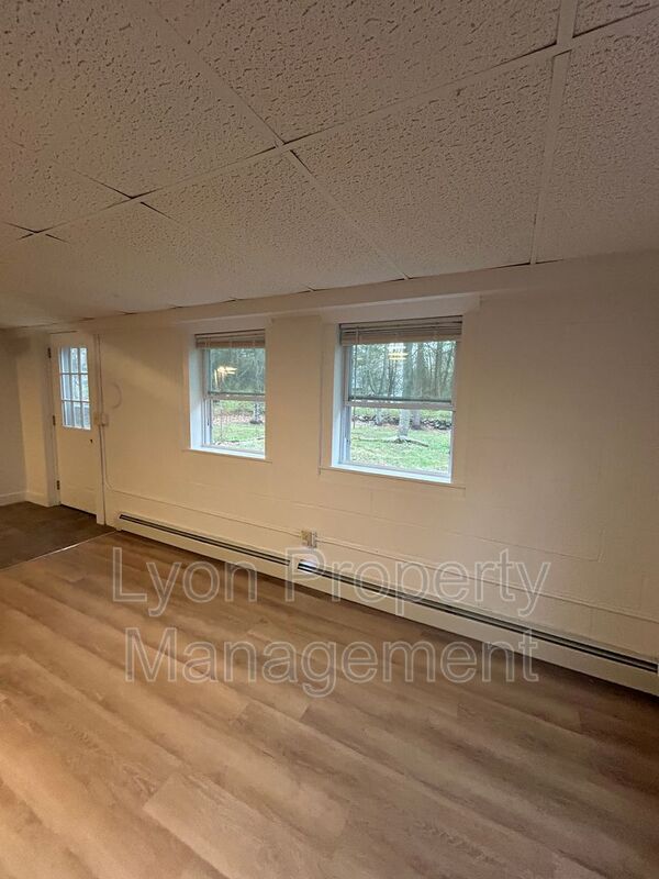 Building Photo - 1495 Ten Rod Rd