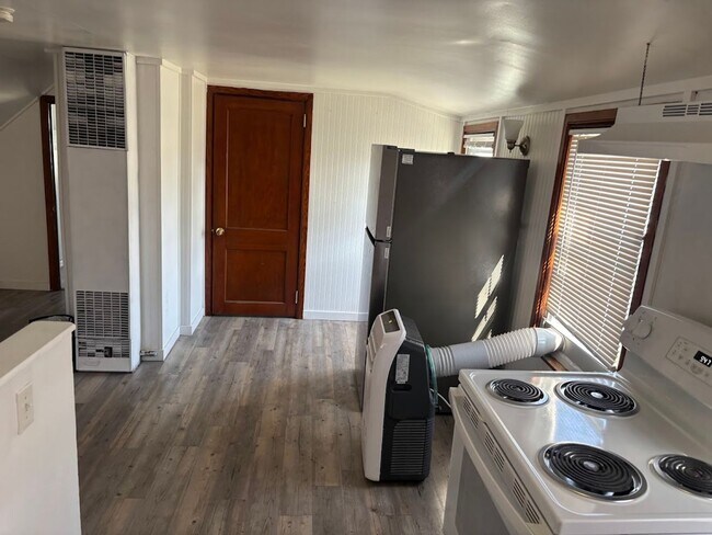 Building Photo - 4745 Lind St