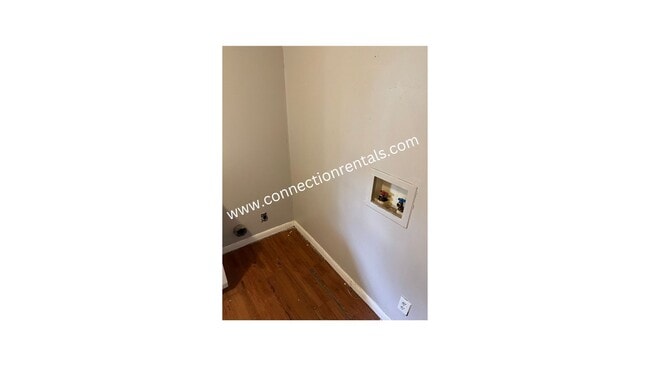 Building Photo - 2 Bed  1 Bath Duplex
